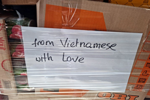 Kartons mit einem beiliegendem Zettel „from Vietnamese with Love“