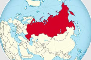 Grafik einer Weltkugel mit Russland in Rot