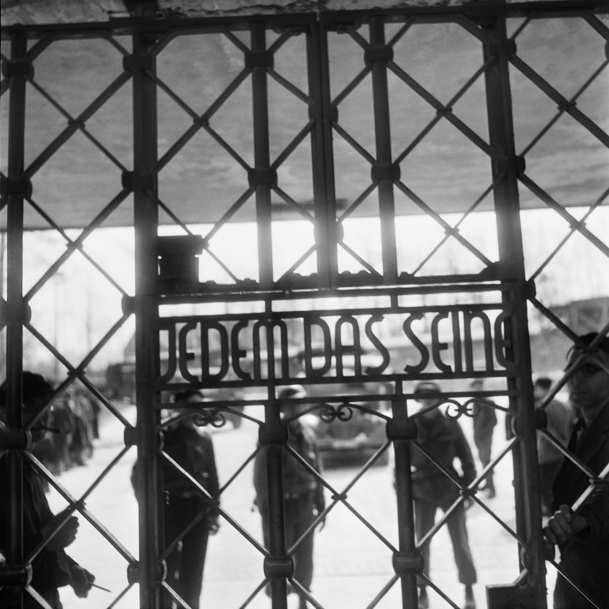 Foto: Eric Schwab, US-Soldaten 1945 hinter dem Tor des Konzentrationslagers Buchenwald