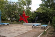 Platz mit verschiedenen Statuen u.a. ein gebrochener roter Stern