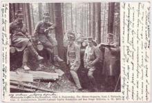 Mehrere Frauen in Uniform in einem Wald